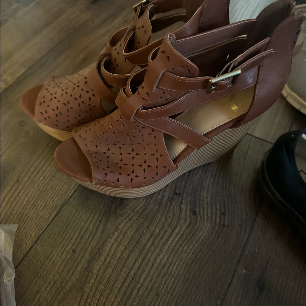 Women’s wedge sandals